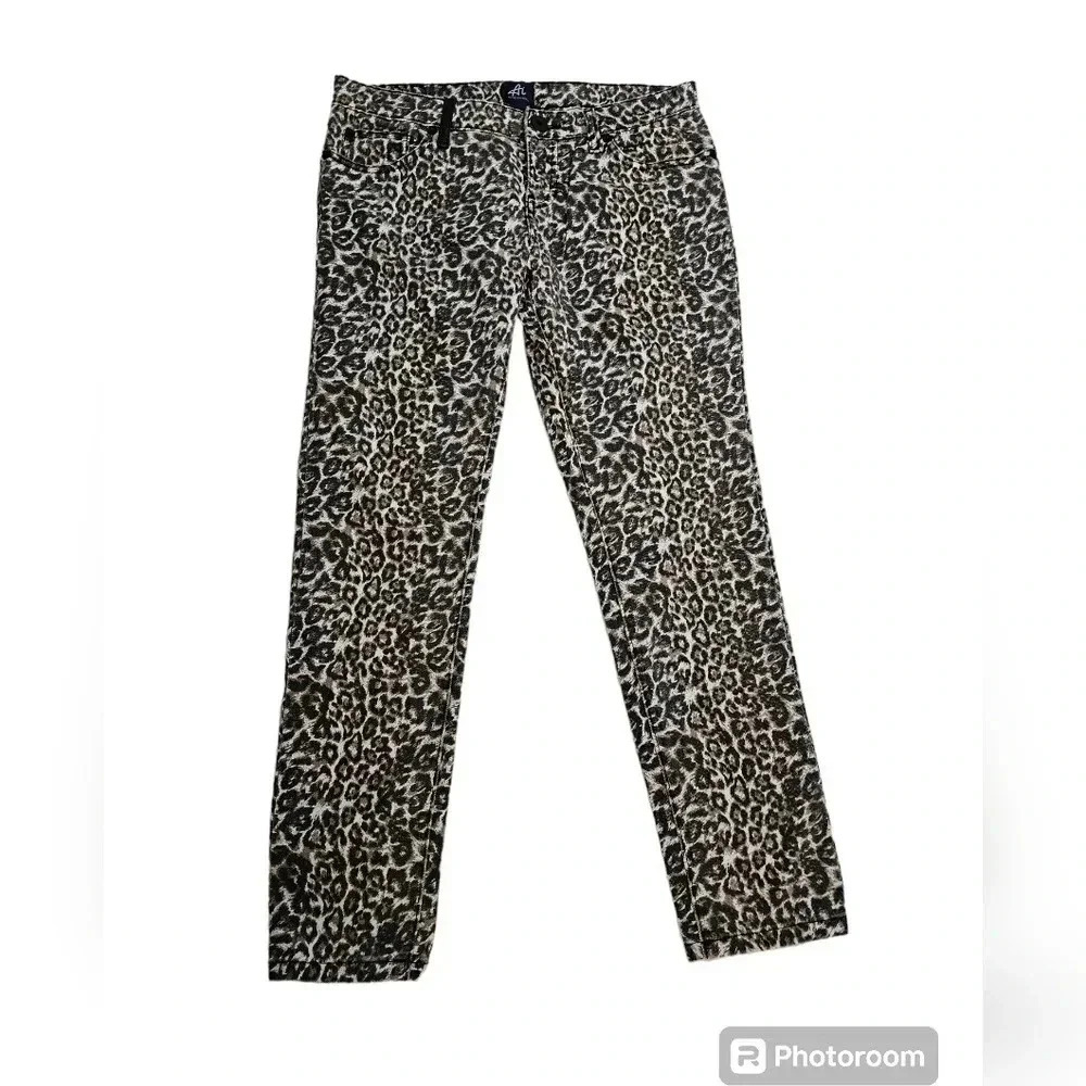 Authentic Icon Jeans 28